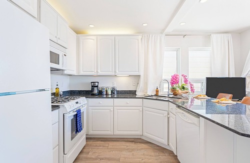 Cayucos House | Studio Near Cayucos Pier | King Bed + Full Kitchen + Communal Firepit Lounge