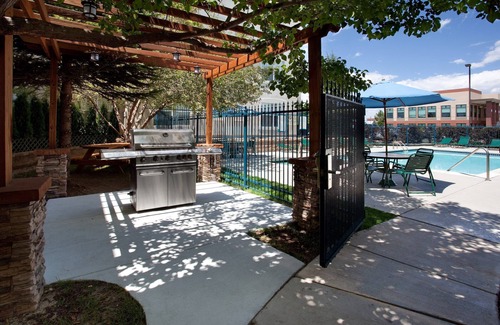 Englewood Apartment | Studio Near Denver Tech Center | Free Weekday Shuttle + Breakfast!
