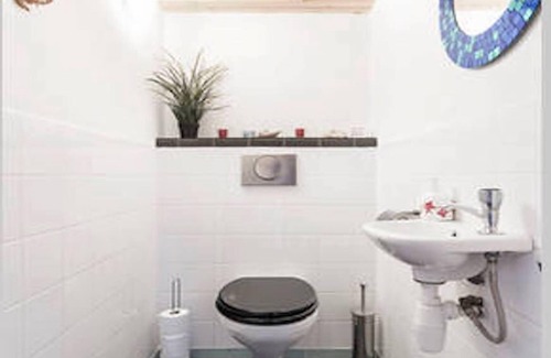 Municipality of Utrecht Boat Rental | Studio on a Houseboat+ Private Bathroom/Garden Terras in Old City Park