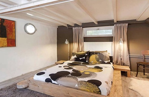 Municipality of Utrecht Boat Rental | Studio on a Houseboat+ Private Bathroom/Garden Terras in Old City Park