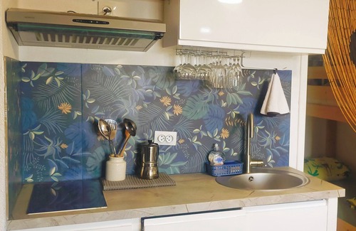 Marseille Apartment | Studio on Frioul Island: at the foot of a beach and the Morgiret calanque.