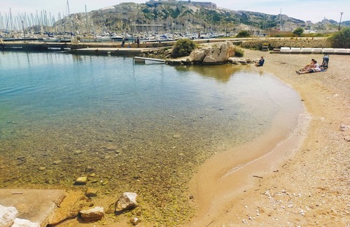 Marseille Apartment | Studio on Frioul Island: at the foot of a beach and the Morgiret calanque.