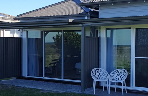 Urunga Apartment | Studio on Morgo overlooks the ocean and estuary within 2 minutes walk town Lido