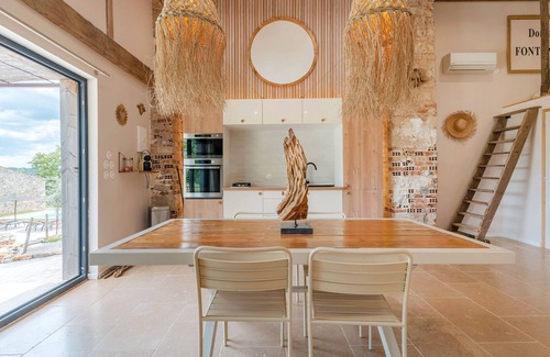 Esparron Apartment | Studio 'Petit Loft A La Campagne' with shared pool, balcony and air conditioning