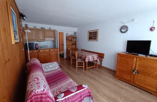 Montgenevre Apartment | Studio rénové 2* avec coin montagne, 4-5 pers, proche pistes et commerces, village Montgenèvre - FR-1-445-32