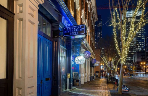 East Bank Apartment | Studio Retreat for 4 Near DT, Walk to Broadway!