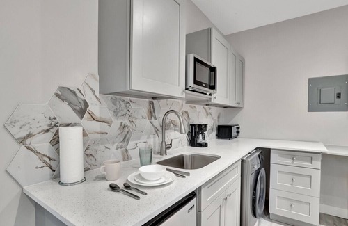 Central Beach Apartment | Studio Right off Las Olas - Steps to FTL Beach #2C