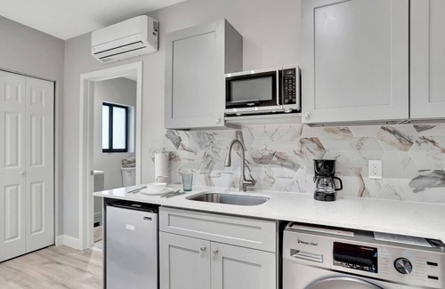 Central Beach Apartment | Studio Right off Las Olas - Steps to FTL Beach #2C