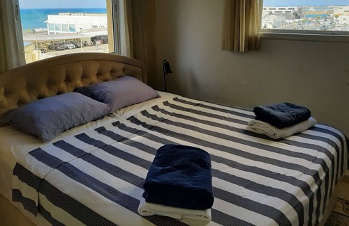 Old North Apartment | Studio Right Sea & port view !100 meters to Mezizim beach