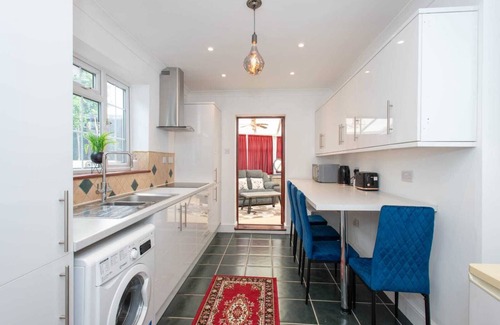 Cray Valley West House | Studio Room in bromley !