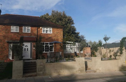 Cray Valley West House | Studio Room in bromley !