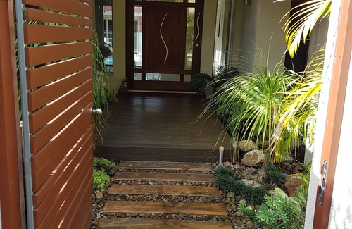Noosaville Apartment | Studio room in luxury Home 5 min from the hussel and bussel of Noosaville