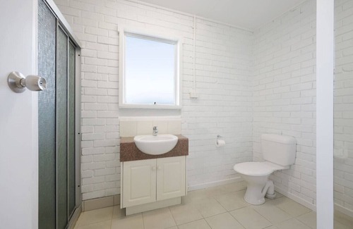 Warrnambool Apartment | Studio room with queen bed