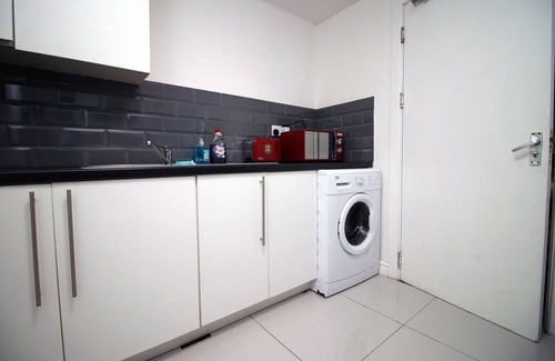 Cwmbrwla Apartment | Studio - Sleeps 10 - Parking - Wifi