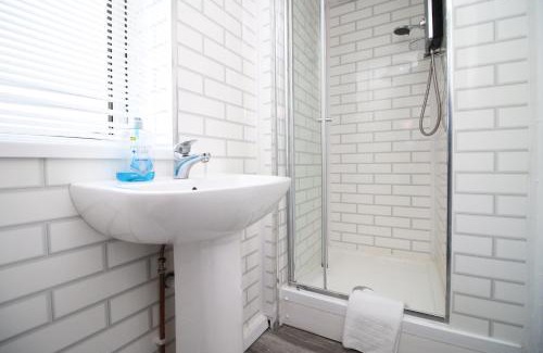 Cwmbrwla Apartment | Studio - Sleeps 10 - Parking - Wifi