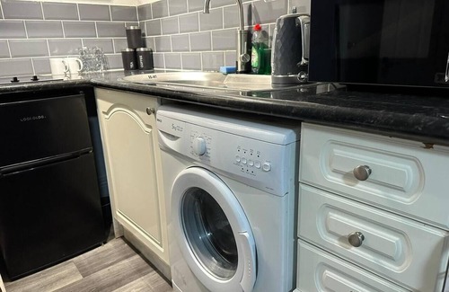 Newport Apartment | Studio - Sleeps 2 - Parking - WiFi