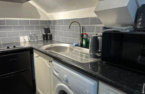 Newport Apartment | Studio - Sleeps 2 - Parking - WiFi