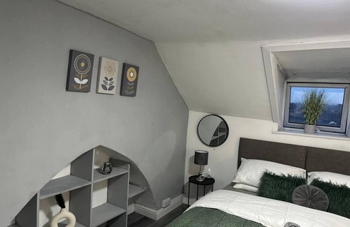 Newport Apartment | Studio - Sleeps 2 - Parking - WiFi