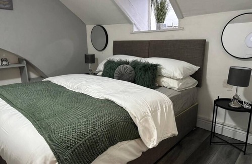 Newport Apartment | Studio - Sleeps 2 - Parking - WiFi