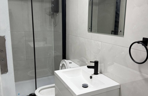 Luton Apartment | Studio - Sleeps 2 - Parking - Wifi