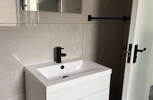Luton Apartment | Studio - Sleeps 2 - Parking - Wifi