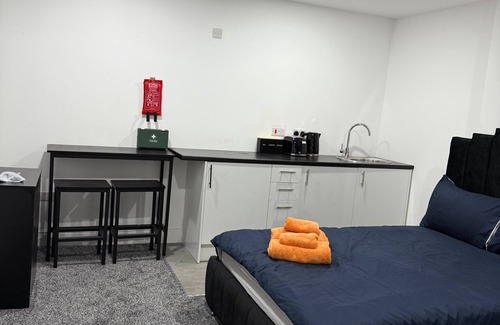Luton Apartment | Studio - Sleeps 2 - Parking - Wifi