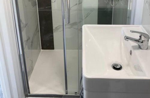 West Hendon Apartment | Studio - Sleeps 2 - Pet friendly - Parking