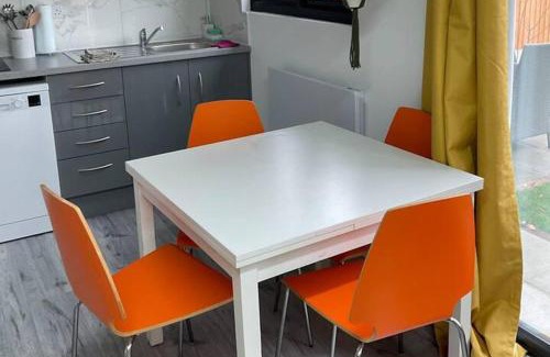 West Hendon Apartment | Studio - Sleeps 2 - Pet friendly - Parking