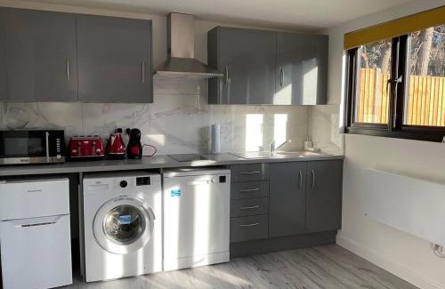 West Hendon Apartment | Studio - Sleeps 2 - Pet friendly - Parking