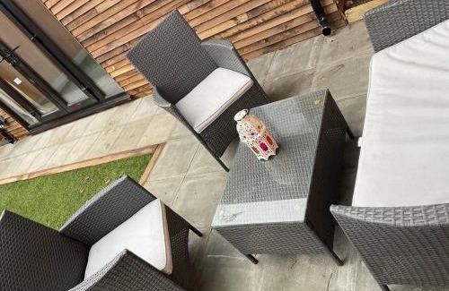 West Hendon Apartment | Studio - Sleeps 2 - Pet friendly - Parking