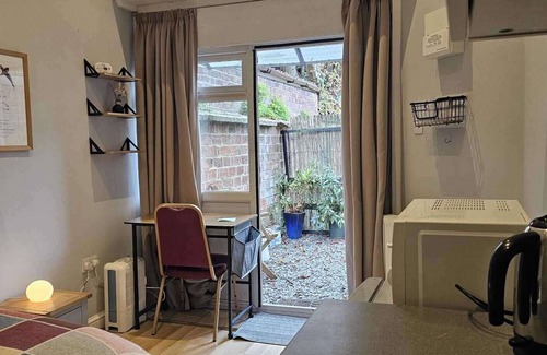 Reading Apartment | Studio - Sleeps 2 - Private Garden