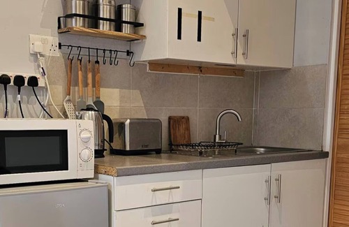 Reading Apartment | Studio - Sleeps 2 - Private Garden