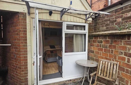 Reading Apartment | Studio - Sleeps 2 - Private Garden