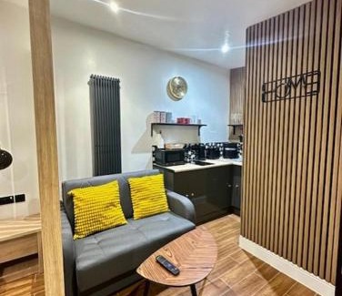Toddington Apartment | Studio-Sleeps 2 -PetFriendly-WiFi