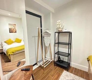 Toddington Apartment | Studio-Sleeps 2 -PetFriendly-WiFi