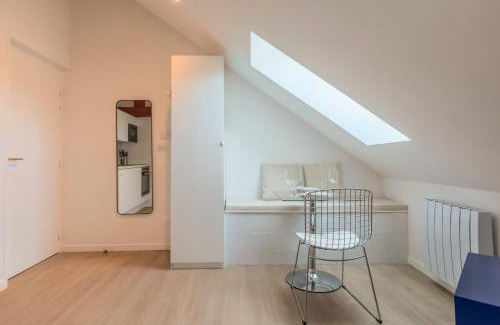 Annappes Apartment | Studio sous les combles côté rue, parking gratuit