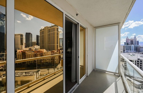 Las Vegas Apartment | Studio Strip View | Balcony | Signature at MGM