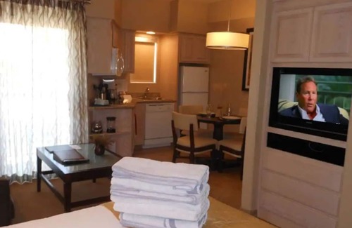 North Scottsdale Resort | Studio Suite at Scottsdale Resort (Sleeps 4!)