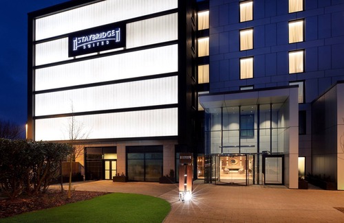 Heathrow Villages Apartment | Studio Suite Close to London Heathrow | Business Centre On-Site + Free Wi-Fi