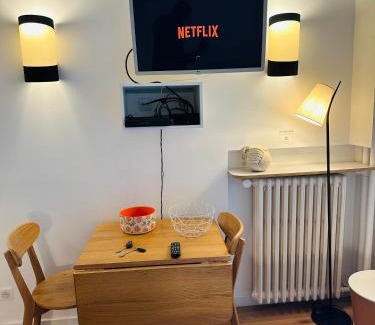 Passy Apartment | Studio Tour Eiffel Quai de Seine Paris