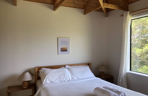 Ocean Beach Apartment | Studio treehouse - Turicum Chalets @ Monkey Rock Winery