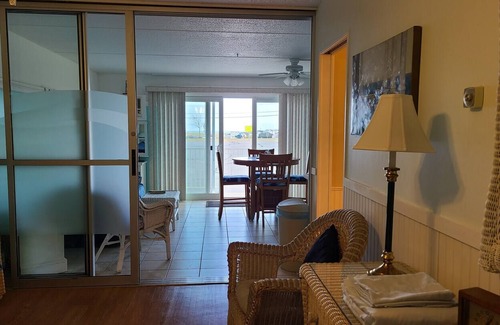 Hampton Apartment | Studio unit w/ocean view balcony, pool, WiFi and AC