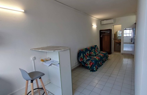 Tartane Apartment | Studio vue sur mer à 5 min à Pied des Commerces, Plage, Places