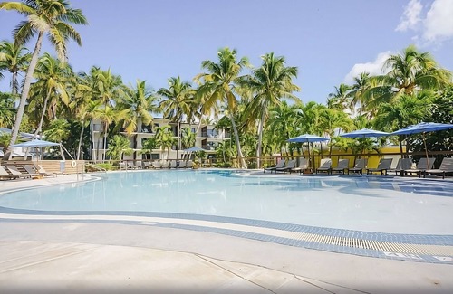 Islamorada Villa | Studio w/2 Queen Beds, Kitchenette, Pool, Free Parking & Pet Friendly