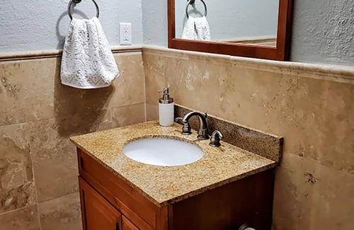 College Town Apartment | Studio walking distance to Stadium & Nightlife!