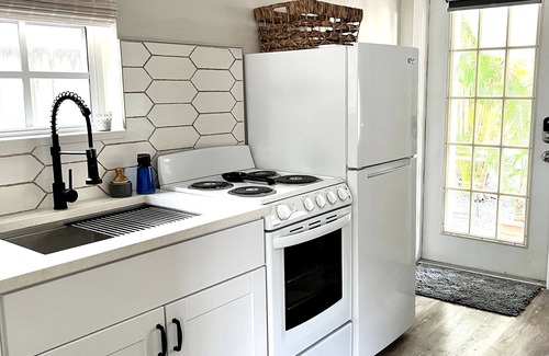 Mango Groves Apartment | Studio walking distance to downtown