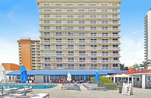 Sunny Isles Beach Apartment | Studio with Beach Access and Panoramic City View!