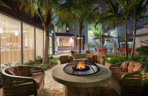Seybold Apartment | Studio with FREE Airport Shuttle to MIA | Complimentary Breakfast + Pool Access