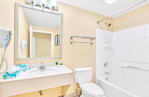 Florida Central Atlantic Coast Hotel | Studio with Hot Tub & Pool Near Universal Studios