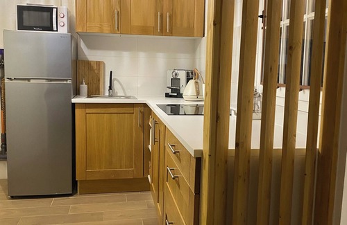 Figanieres Apartment | Studio with Jacuzzi in charming property